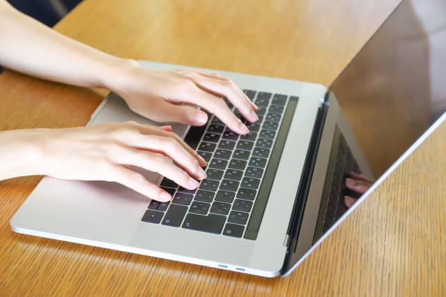 PCで仕事をする女性の手