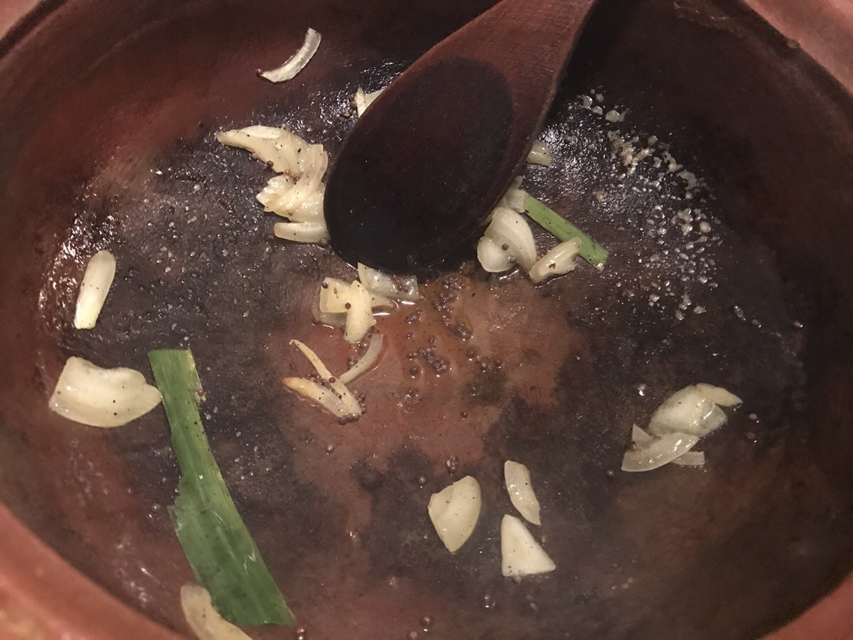 玉ねぎとランペを入れて炒める