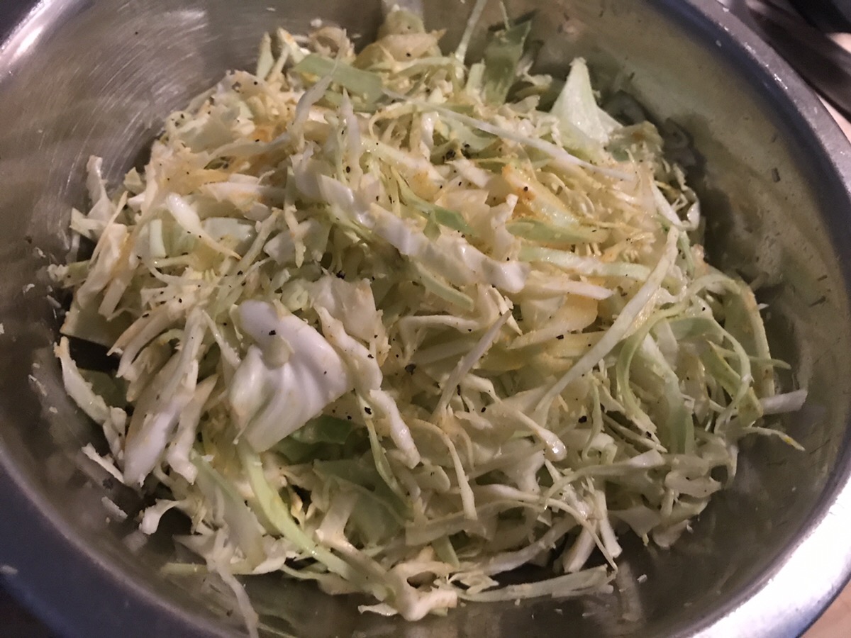 スパイスとココナッツを混ぜ合わせたキャベツ