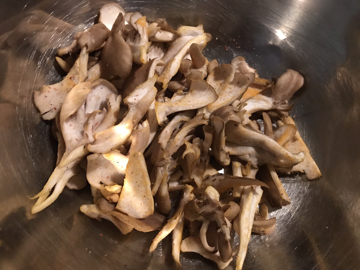 スパイスを混ぜ合わせた舞茸