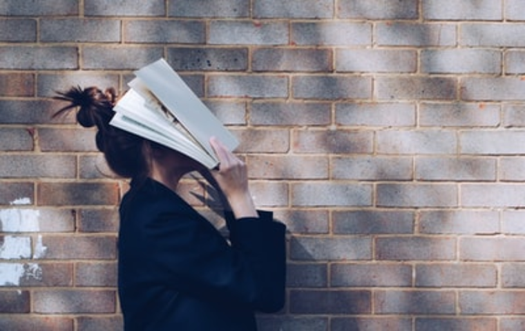 読書が辛い女性の写真