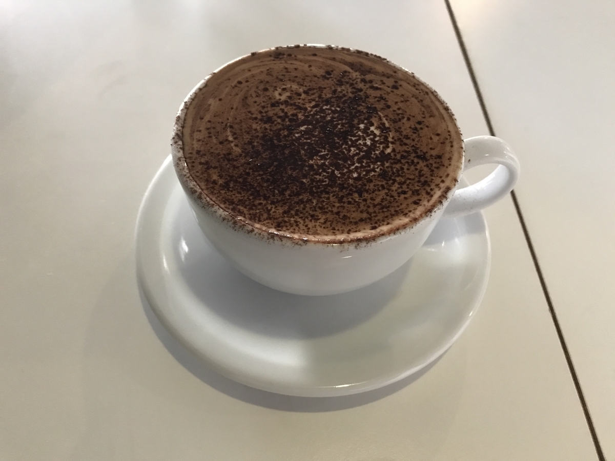 AIEN COFFEE &amp; HOSTEL（アイエン コーヒー＆ホステル） カフェモカホット 屋内