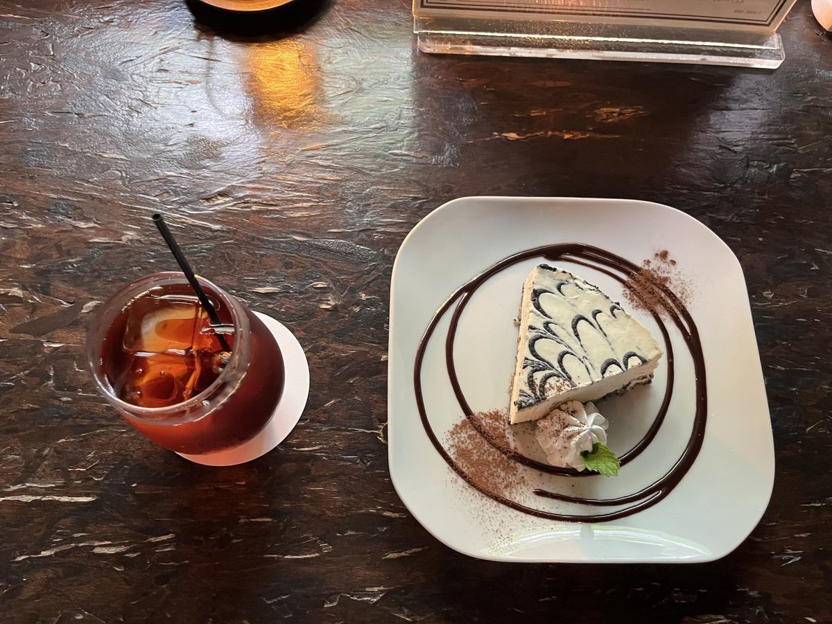 花論珈琲茶房 藻岩本店 アイスティー 黒ゴマレアチーズケーキ