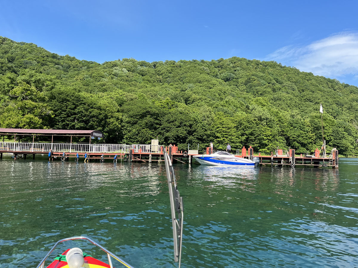 洞爺湖の中にある中の島の船着場