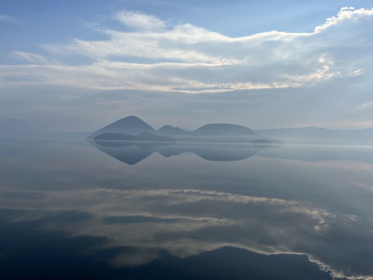 洞爺湖に反射する中の島 AM7時