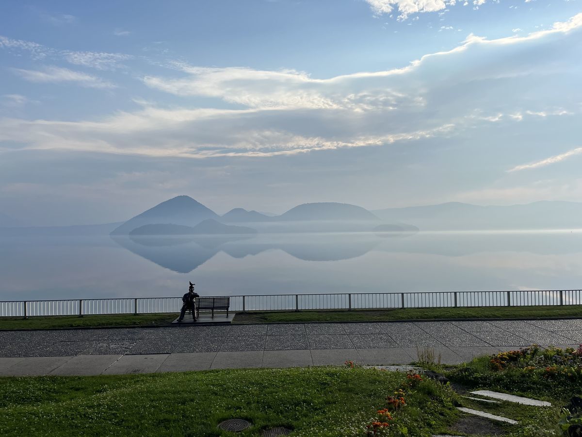 サックスおじさんと洞爺湖に反射する中の島