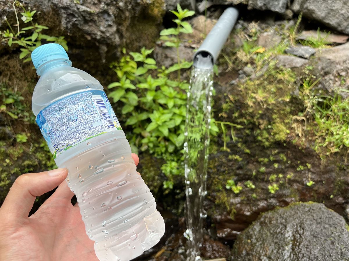 ふきだし公園 水をペットボトルへ汲む