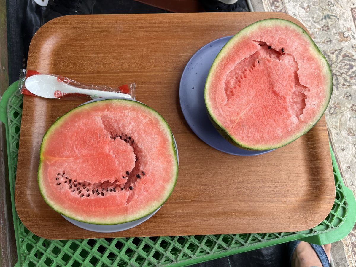 二川農園 2つに切ったスイカ 直売所で食べさせてもらう