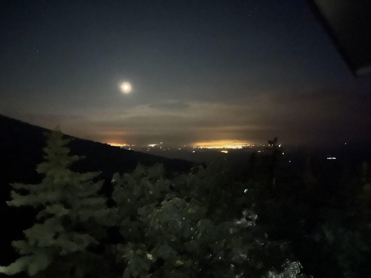 十勝岳温泉 湯元 凌雲閣 客室からの夜景 富良野の街