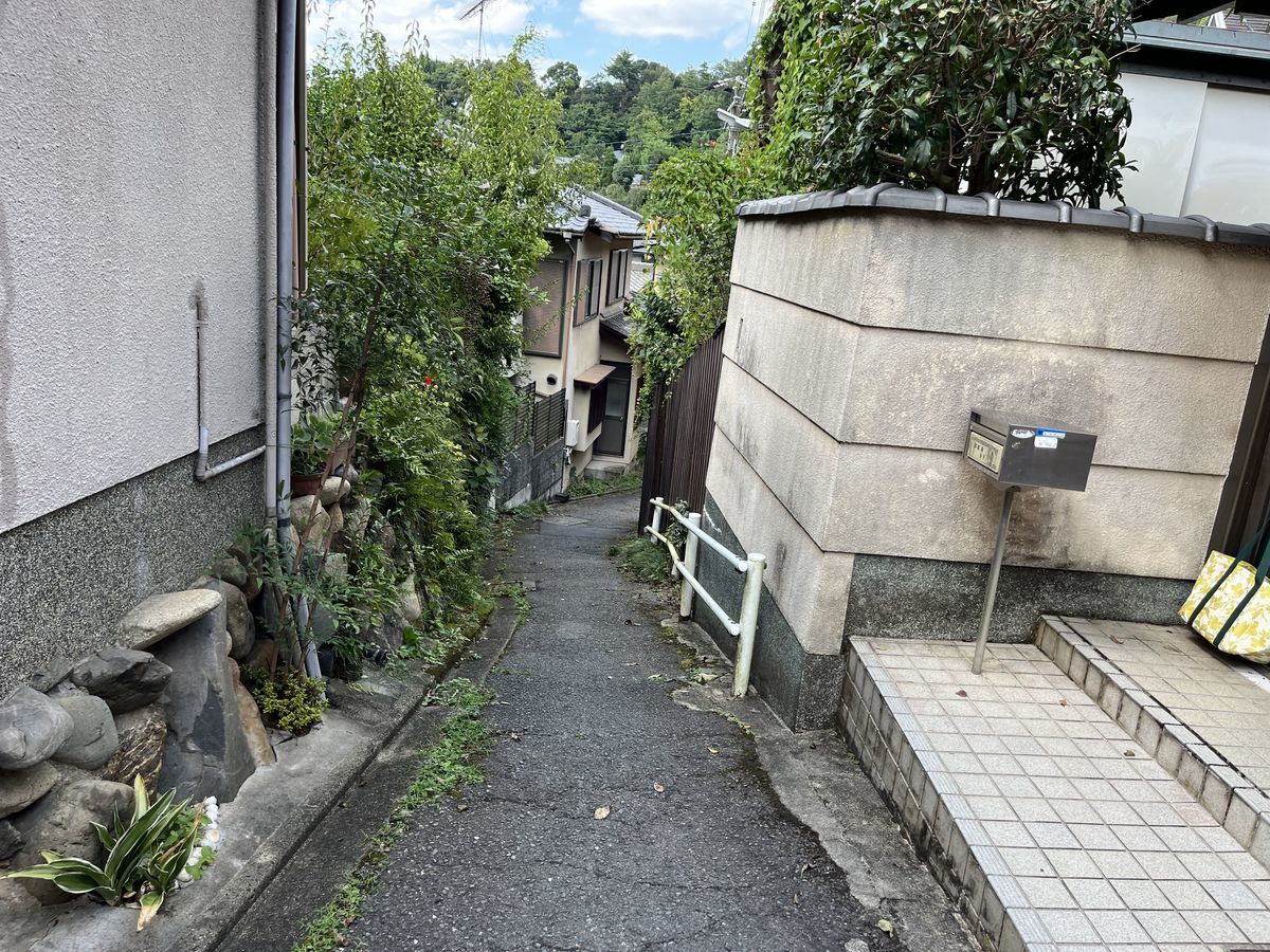 京都 京阪本線 東福寺駅 平屋 築73年 物件前の細い道.jpeg