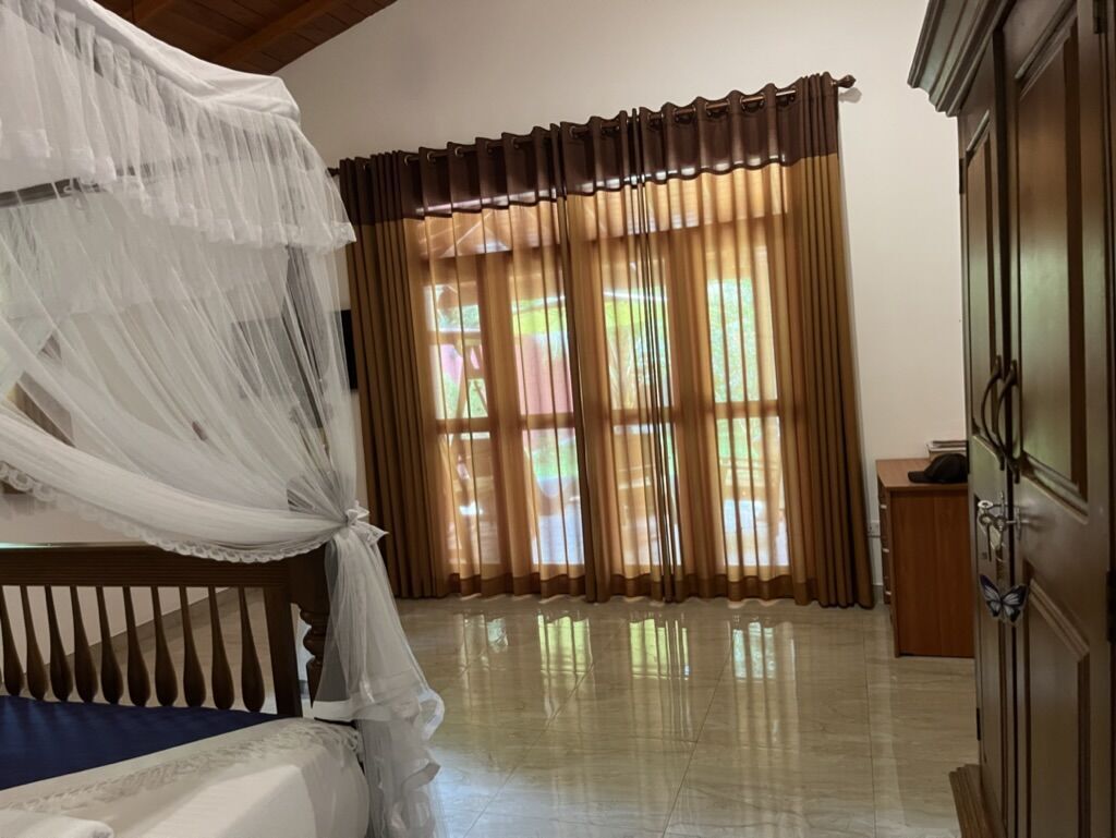 Luxury Villa with BB Free WI-FI 客室 テラス側の窓
