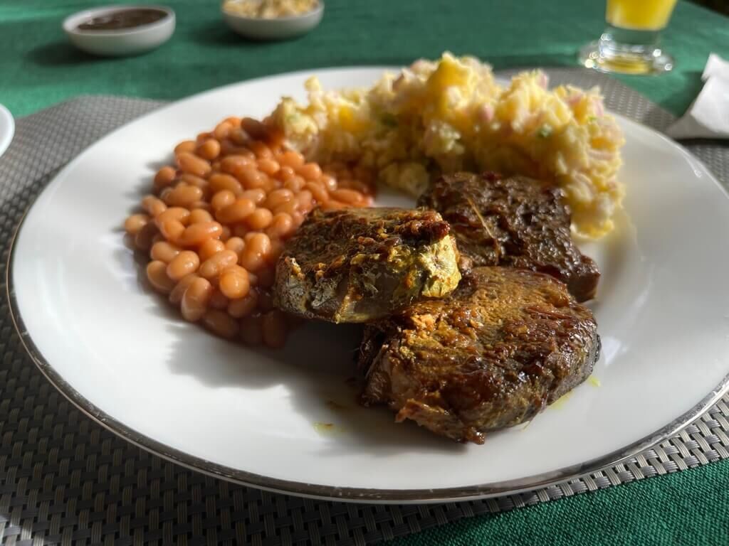 パラウマール Paraw Fish の生姜ソテー ポテサラ 豆のトマト煮