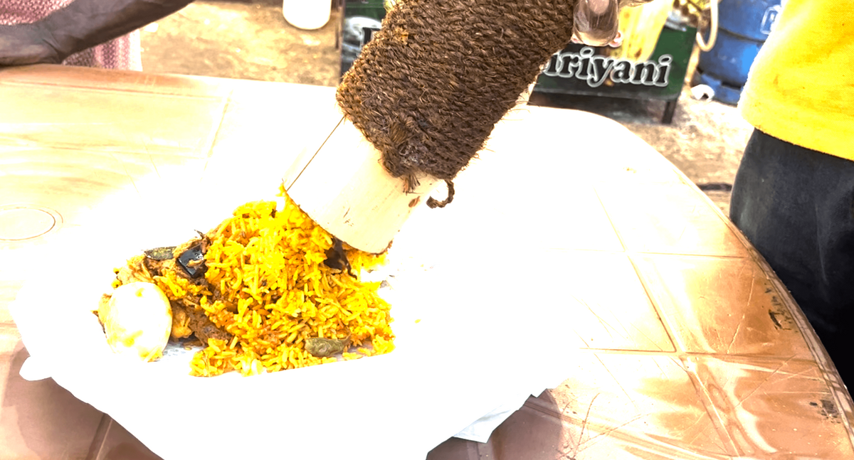 Aluthkade bamboo biriyani（バンブービリヤニ） 筒から押し出すところ Cinnamon Taste