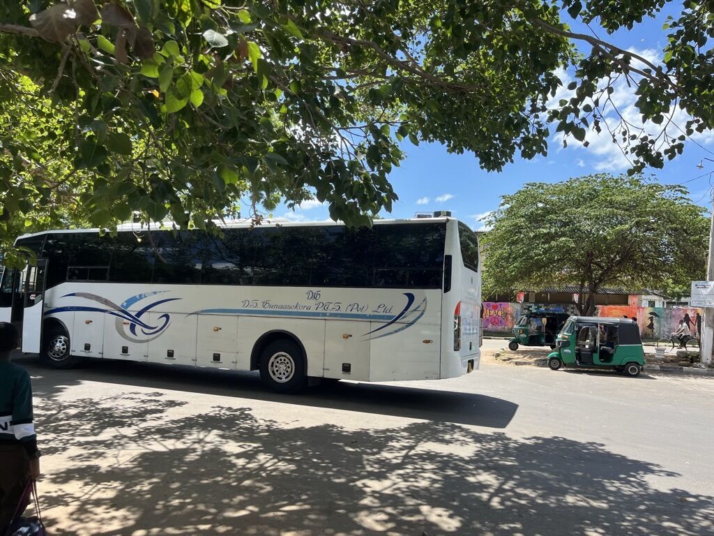 kataragama bus stand カタラガマ発 コロンボ行き 高速バス 横から見た視点