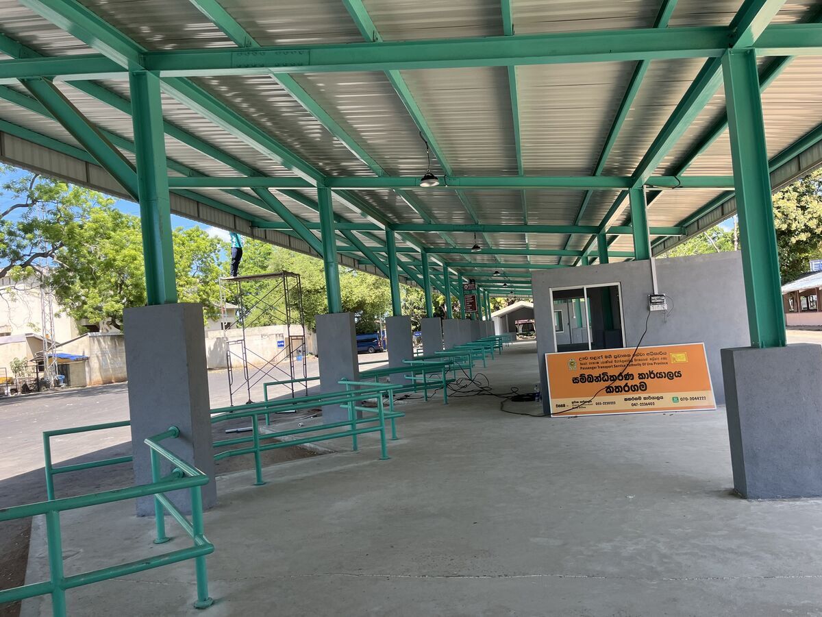 kataragama bus stand カタラガマ発 コロンボ行き 高速バス 待合所 2