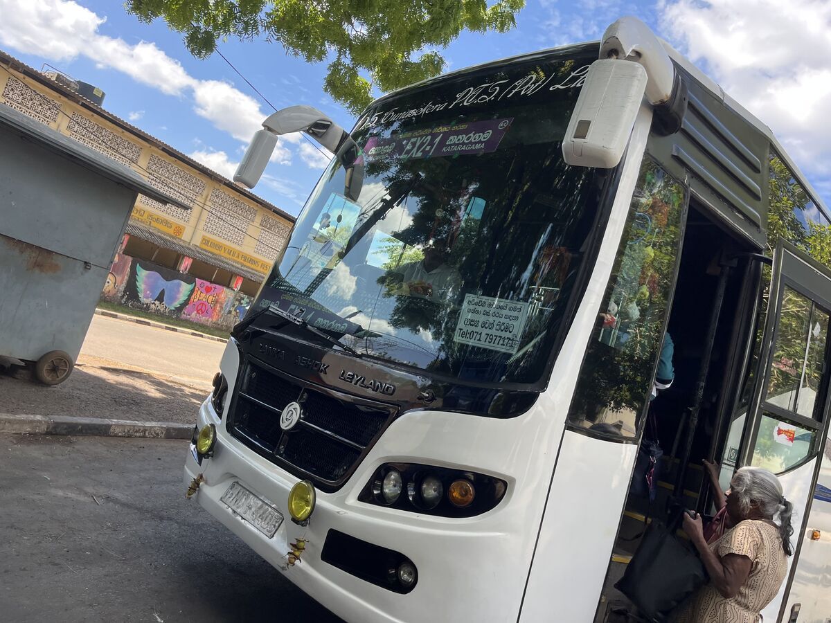 kataragama bus stand カタラガマ発 コロンボ行き 高速バス 正面
