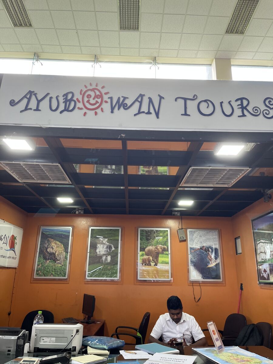 Ayubowan tours &amp; travels 空港送迎タクシー