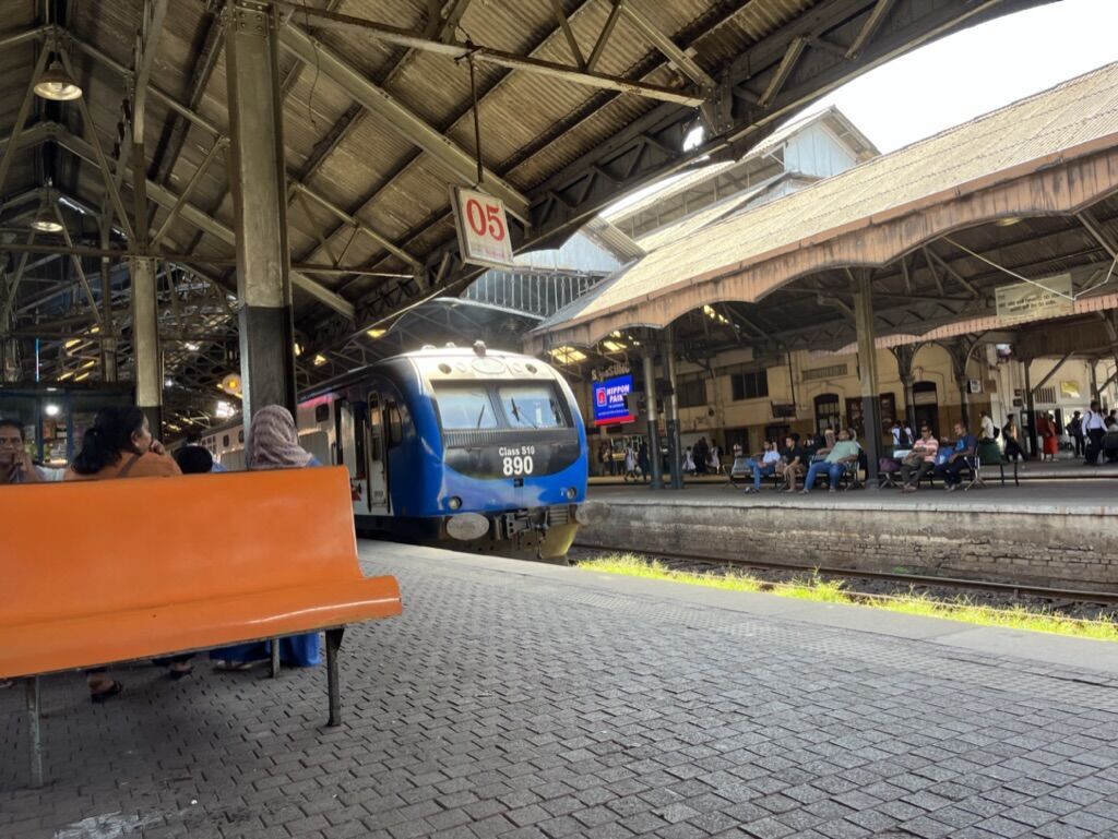Colombo Fort（コロンボフォート）Railway Station からBentota（ベントータ）Railway Station 2等車 300スリランカルピー