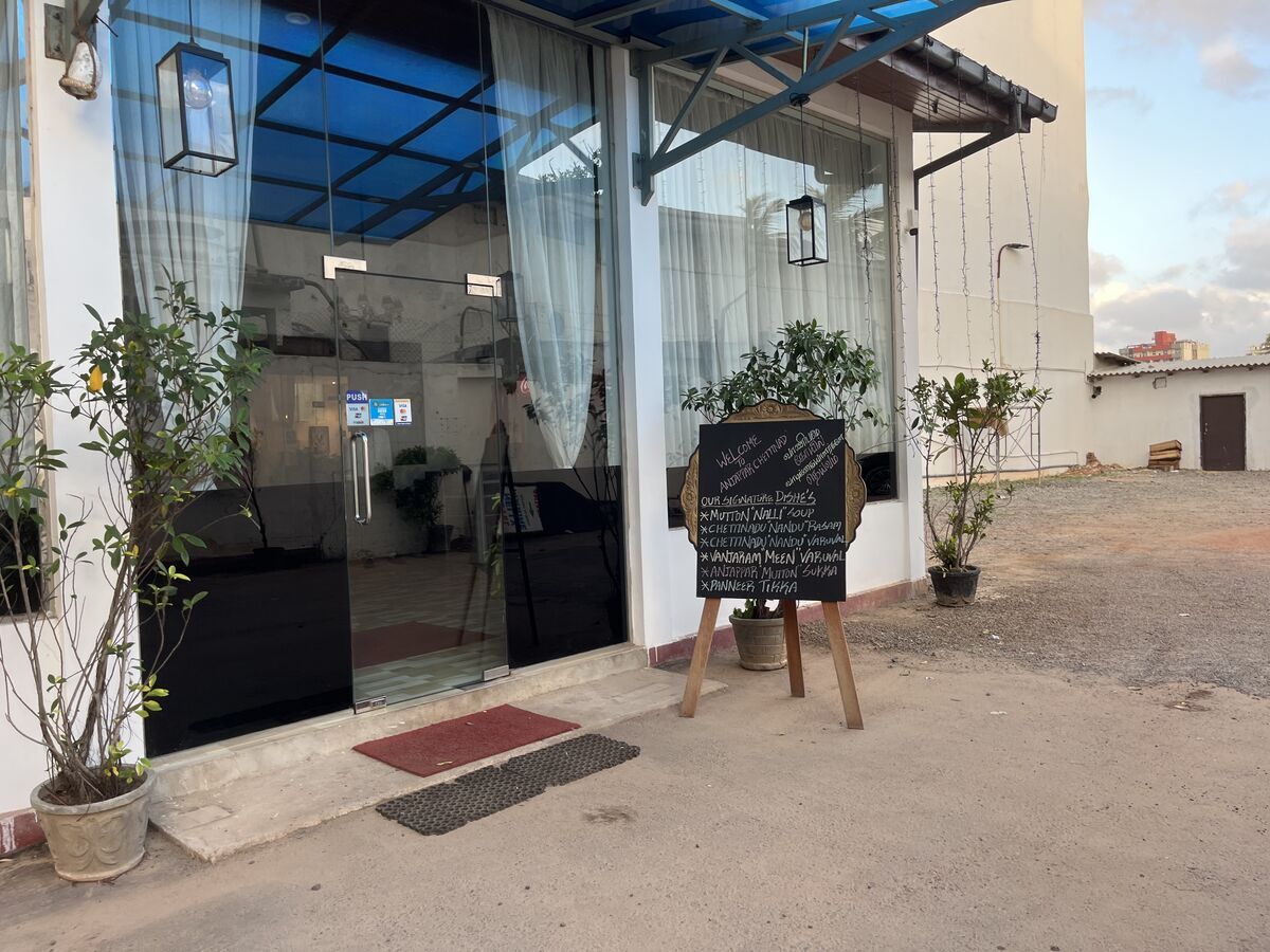 Anjappar Chettinad Authentic Indian Restaurant Dehiwala（デヒワラ） 店舗前 看板 スペシャルディナーメニューが黒板にずらり