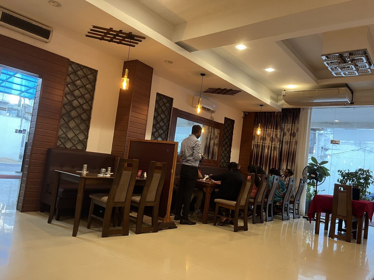 Anjappar authentic chettinad restaurant Dehiwala（デヒワラ） 店内 とても綺麗なレストラン 8人くらいの現地の家族連れがご来店