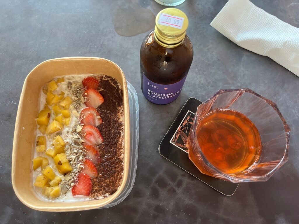 Overnight Oats strawberries grape almond granola dried fruits coconut milk KOMBUCHA BLACK CURRANT TEA（昆布茶カシスティー 黒すぐり） UFO coffee shop Ahangama（アハンガマ）Beach Front Cafe（ビーチフロントカフェ）