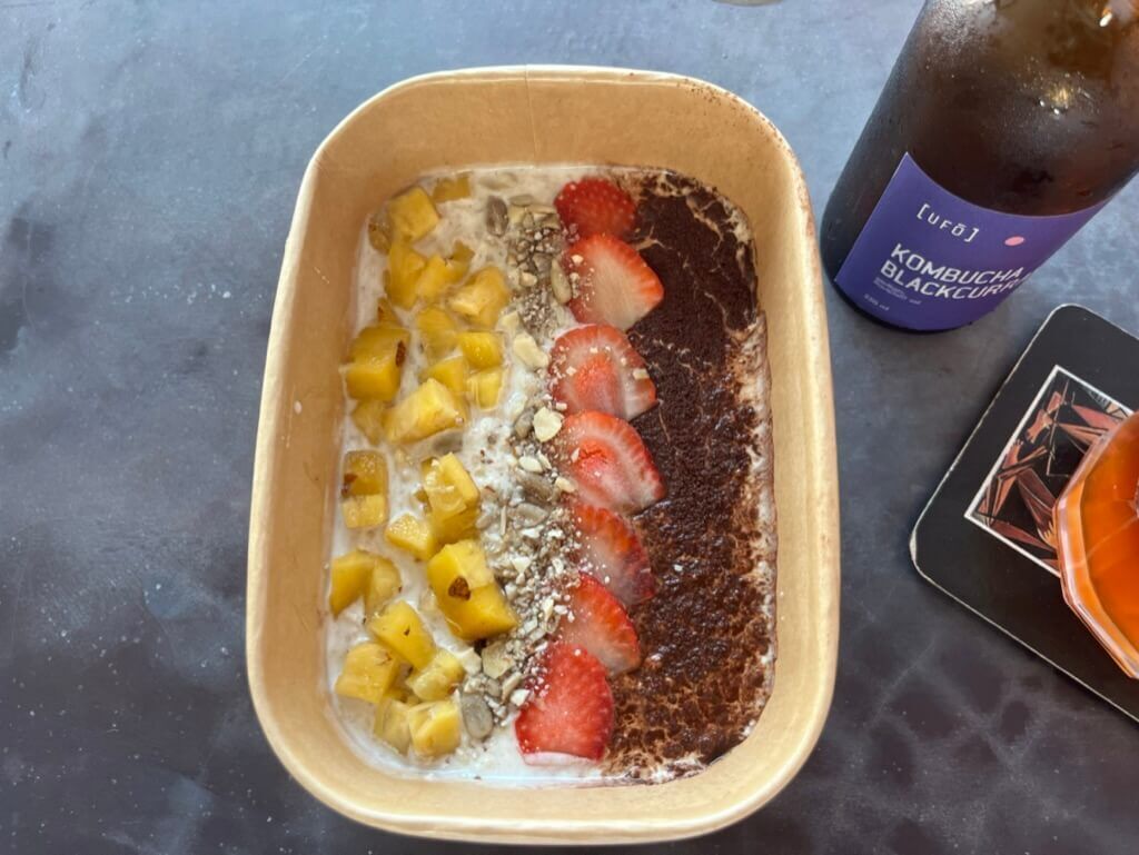 Overnight Oats strawberries grape almond granola dried fruits coconut milk 2 UFO coffee shop Ahangama（アハンガマ）Beach Front Cafe（ビーチフロントカフェ）