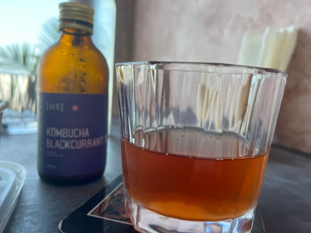 KOMBUCHA BLACK CURRANT TEA（昆布茶カシスティー 黒すぐり） UFO coffee shop Ahangama（アハンガマ）Beach Front Cafe（ビーチフロントカフェ）