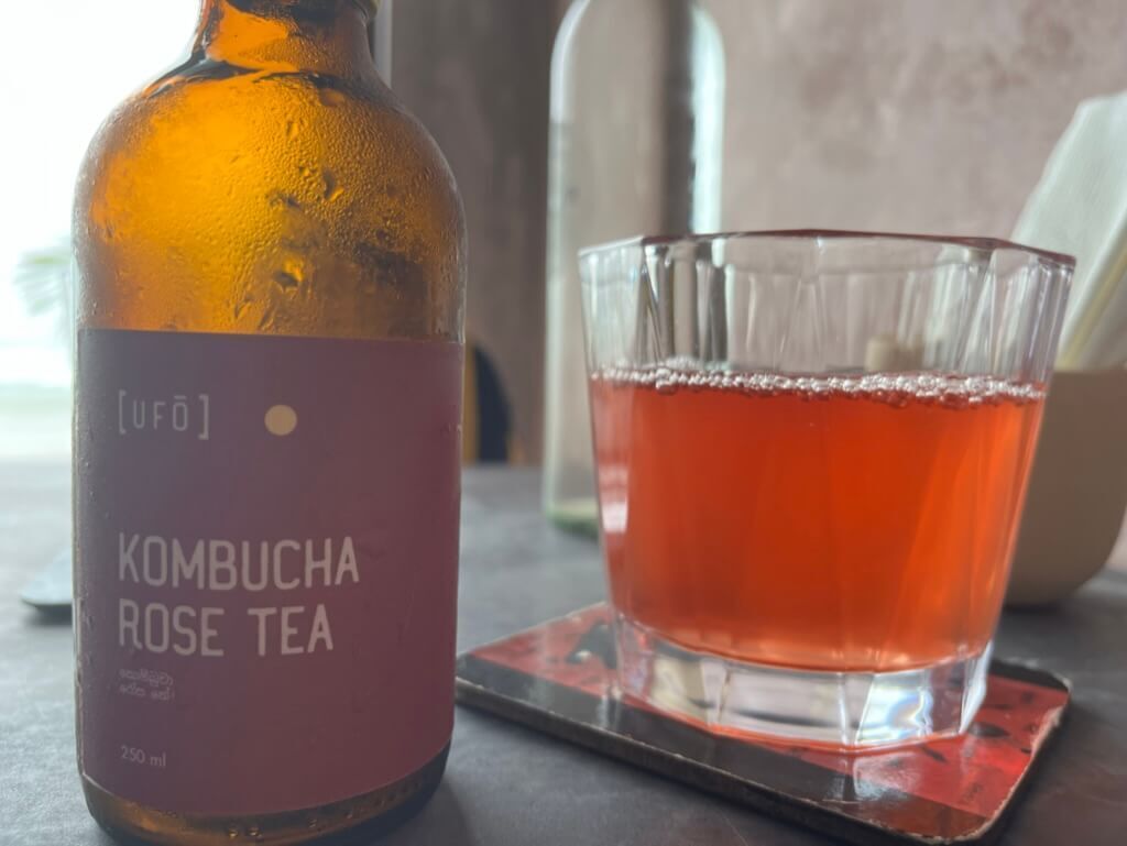 KOMBUCHA ROSE TEA（昆布茶ローズティー） UFO coffee shop Ahangama（アハンガマ）Beach Front Cafe（ビーチフロントカフェ）