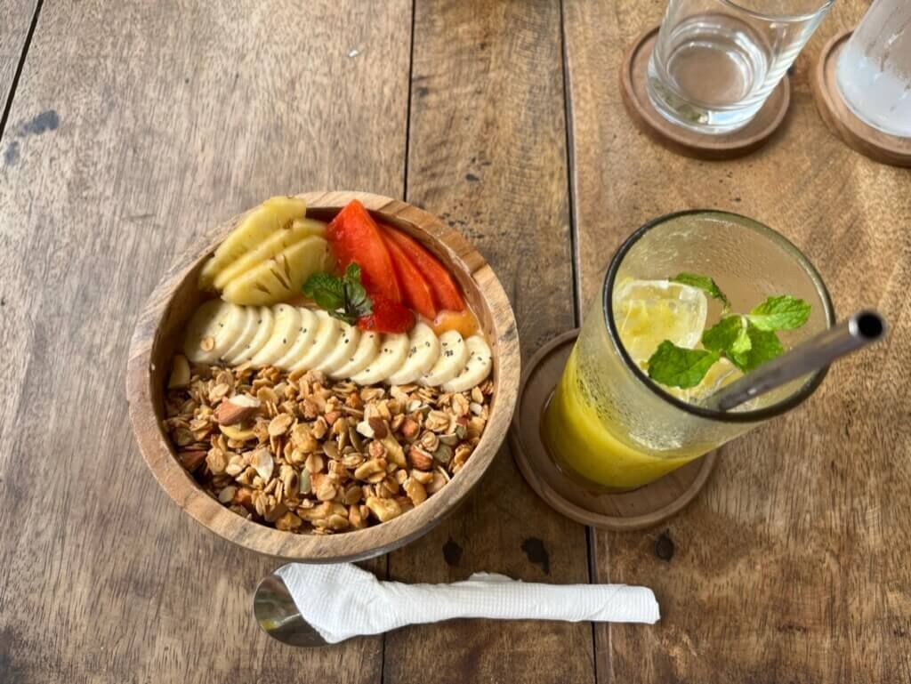 パイナップルとパッションのジュースとLondon smoothie bowl（ロンドンスムージーボウル）  NOMAD Cafe（ノマドカフェ） Welligama（ウェリガマ）