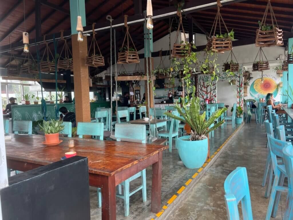 店内 開放感アリ 座席多い テーブルにカウンター Hangten Rooftop Restaurant Weligama（ウェリガマ） Ocean Front（オーシャンフロント） Restaurant（レストラン） Cafe（カフェ） 