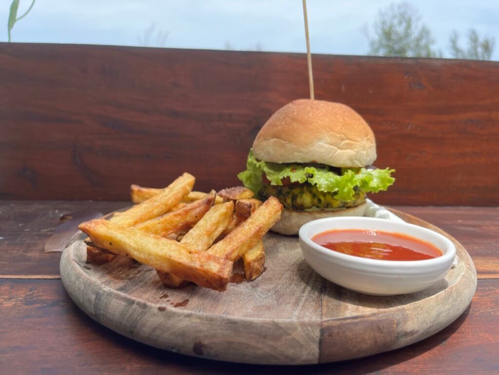 JACKFRUIT BURGER（ジャックフルーツバーガー） spiced jackfruit patty served with lettuce tomato homemade barbecue sauce and jackfruit seed hummusHangten Rooftop Restaurant Weligama（ウェリガマ） Ocean Front（オーシャンフロント） Restaurant（レストラン） Cafe（カフェ） 