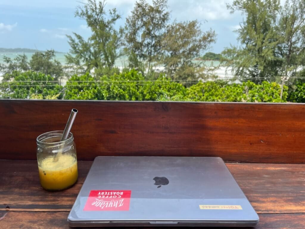 Passion Fruits Juice（パッションフルーツジュース） 600スリランカルピー とMacBookPro M1 Max Hangten Rooftop Restaurant Weligama（ウェリガマ）Ocean Front（オーシャンフロント） Restaurant（レストラン） Cafe（カフェ） 