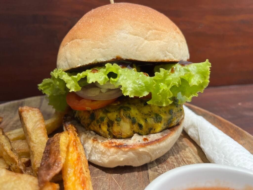 中身 JACKFRUIT BURGER（ジャックフルーツバーガー） spiced jackfruit patty served with lettuce tomato homemade barbecue sauce and jackfruit seed hummus Hangten Rooftop Restaurant Weligama（ウェリガマ） Ocean Front（オーシャンフロント） Restaurant（レストラン） Cafe（カフェ） 