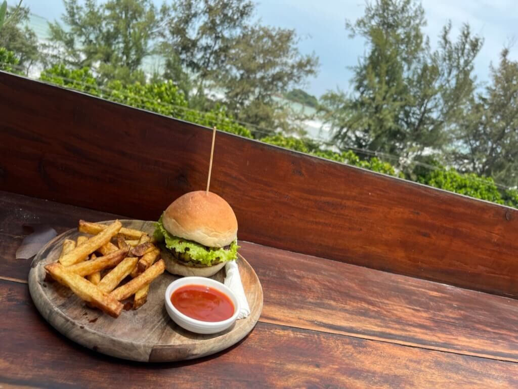 海と JACKFRUIT BURGER（ジャックフルーツバーガー）1860スリランカルピー spiced jackfruit patty served with lettuce tomato homemade barbecue sauce and jackfruit seed hummusHangten Rooftop Restaurant Weligama（ウェリガマ） Ocean Front（オーシャンフロント） Restaurant（レストラン） Cafe（カフェ） 