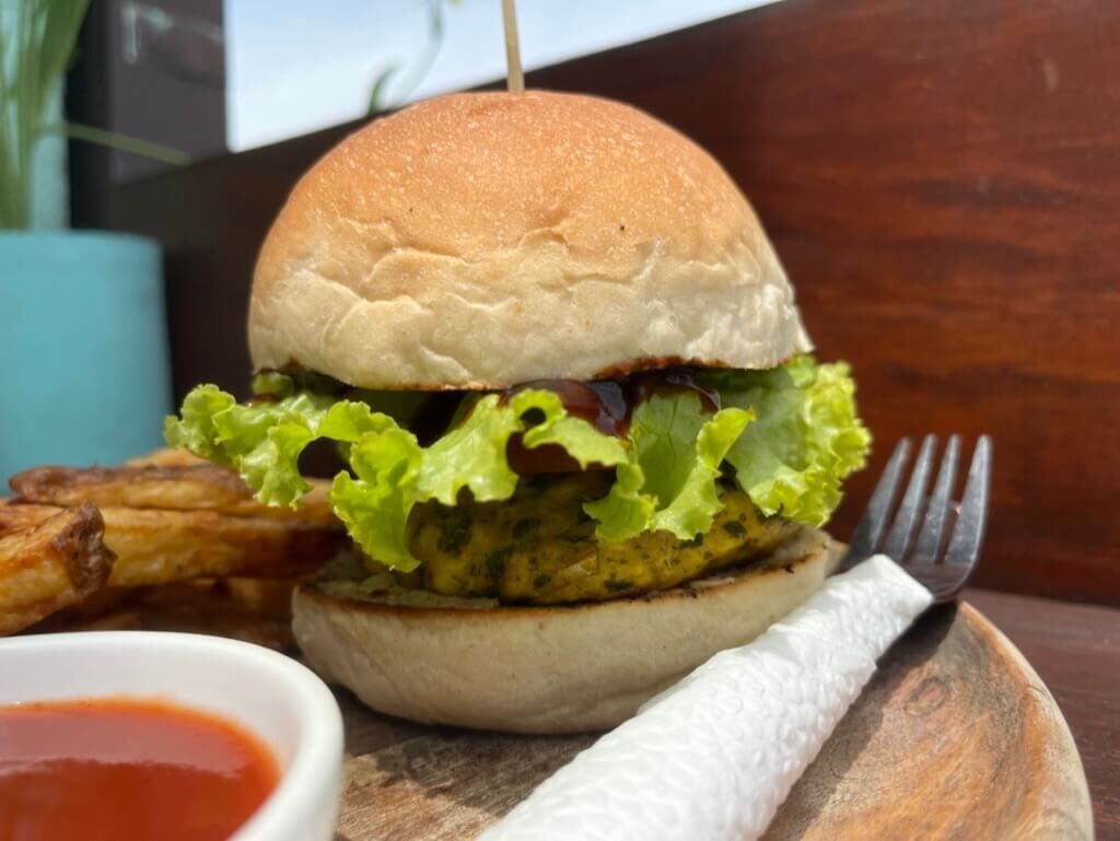 大きい JACKFRUIT BURGER（ジャックフルーツバーガー） spiced jackfruit patty served with lettuce tomato homemade barbecue sauce and jackfruit seed hummus チリソース Hangten Rooftop Restaurant Weligama（ウェリガマ） Ocean Front（オーシャンフロント） Restaurant（レストラン） Cafe（カフェ） 