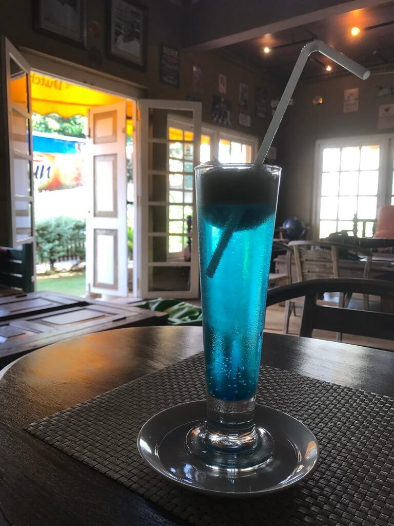 ブルーキュラソーのような青い色の飲み物 Drink（ドリンク） The Dutchman's Street（ダッチマンズストリート） Matara（マータラ） Cafe（カフェ）