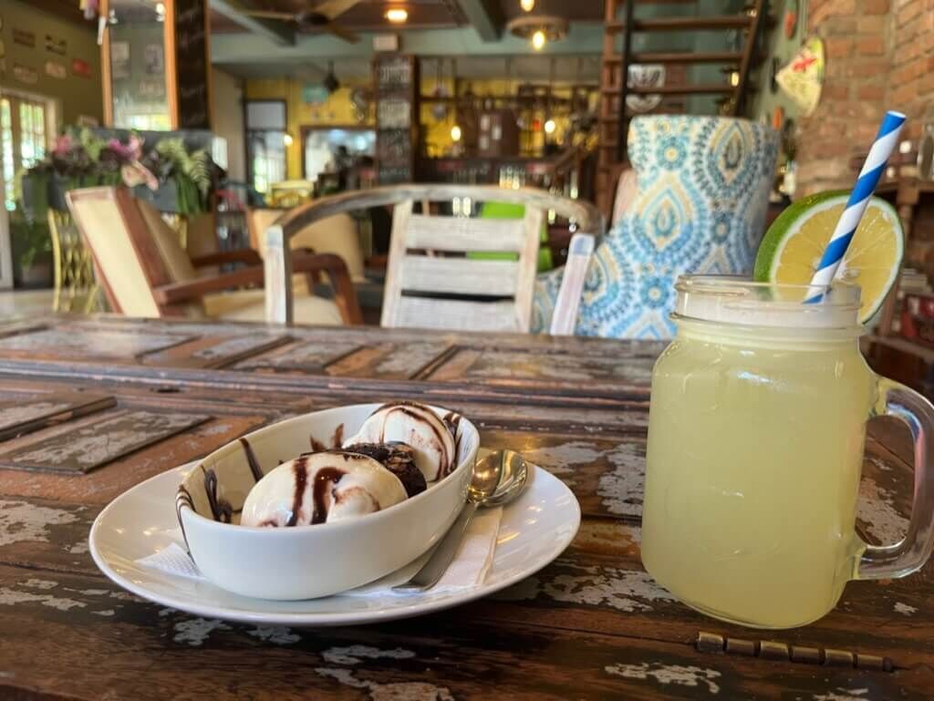 正面から パニドダンジュース ブラウニー&amp;アイスクリーム  The Dutchman's Street Matara（マータラ）The Dutchman's Street（ダッチマンズストリート） Matara（マータラ） Cafe（カフェ）