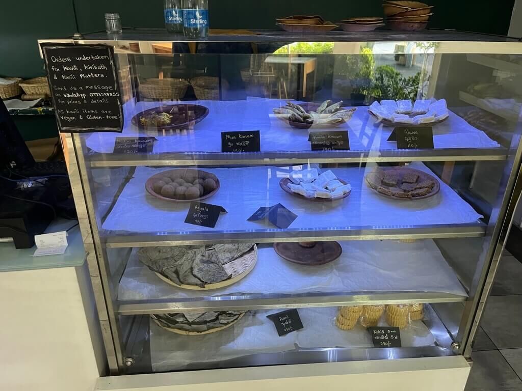 スリランカの伝統的お菓子コーナー ショーケース Ranbath Organic Colombo4 オーガニックレストラン.