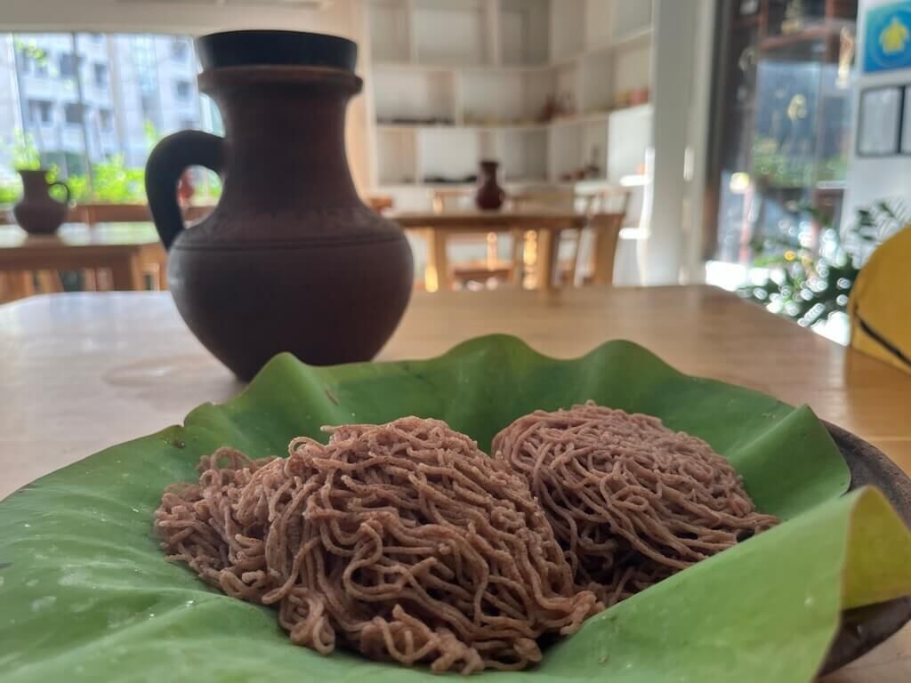 クラッカンインディアーッパと水のボトル Ranbath Organic Colombo4 オーガニックレストラン
