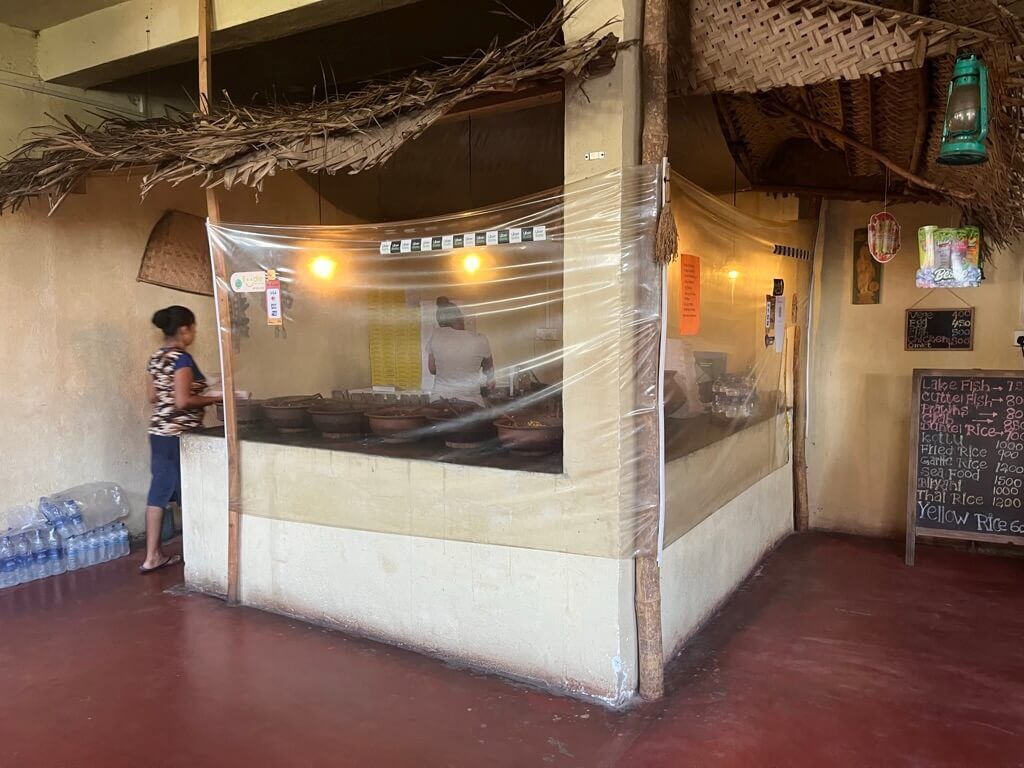 2人のアッカー ショーケース マェティワラン（土鍋）に入った料理 Dehiwala（デヒワラ） Mount Lavinia（マウントラヴィニア）Rice and Curry（ライス&amp;カリー）