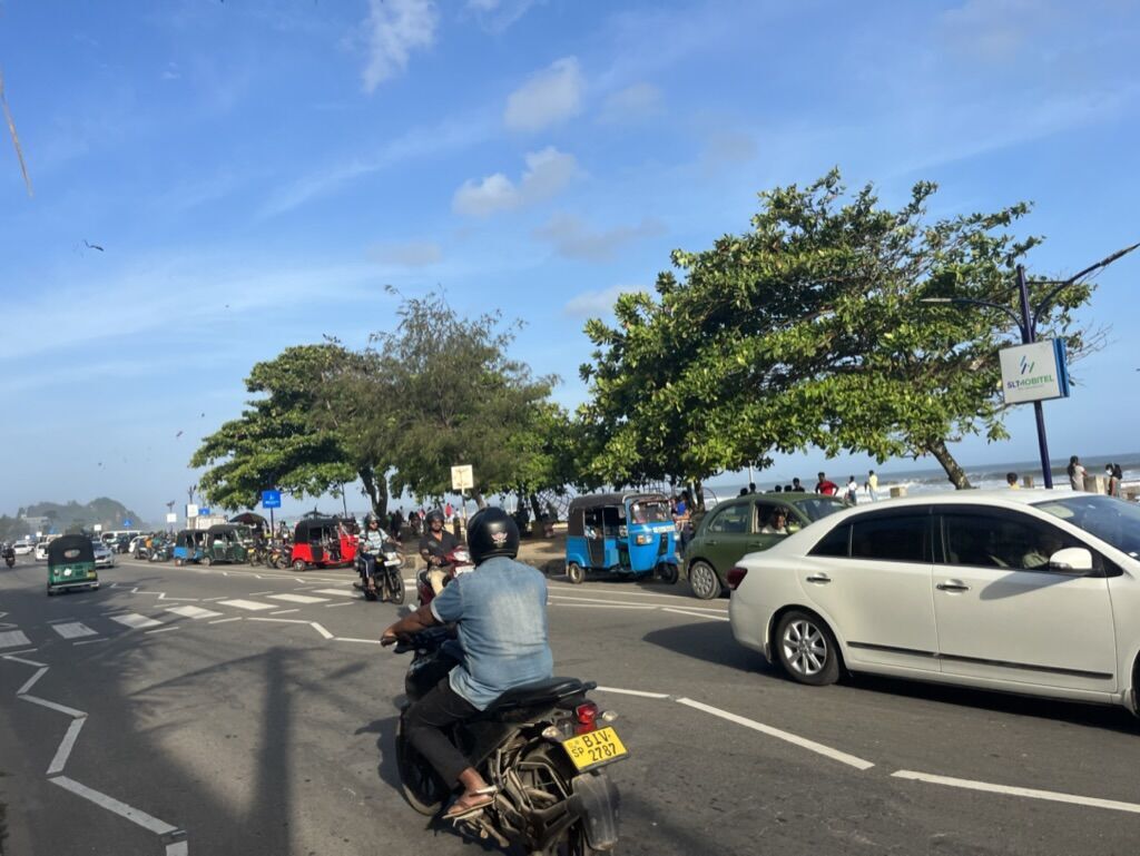 Matara 道路 Hela Bojun Halaに向かう