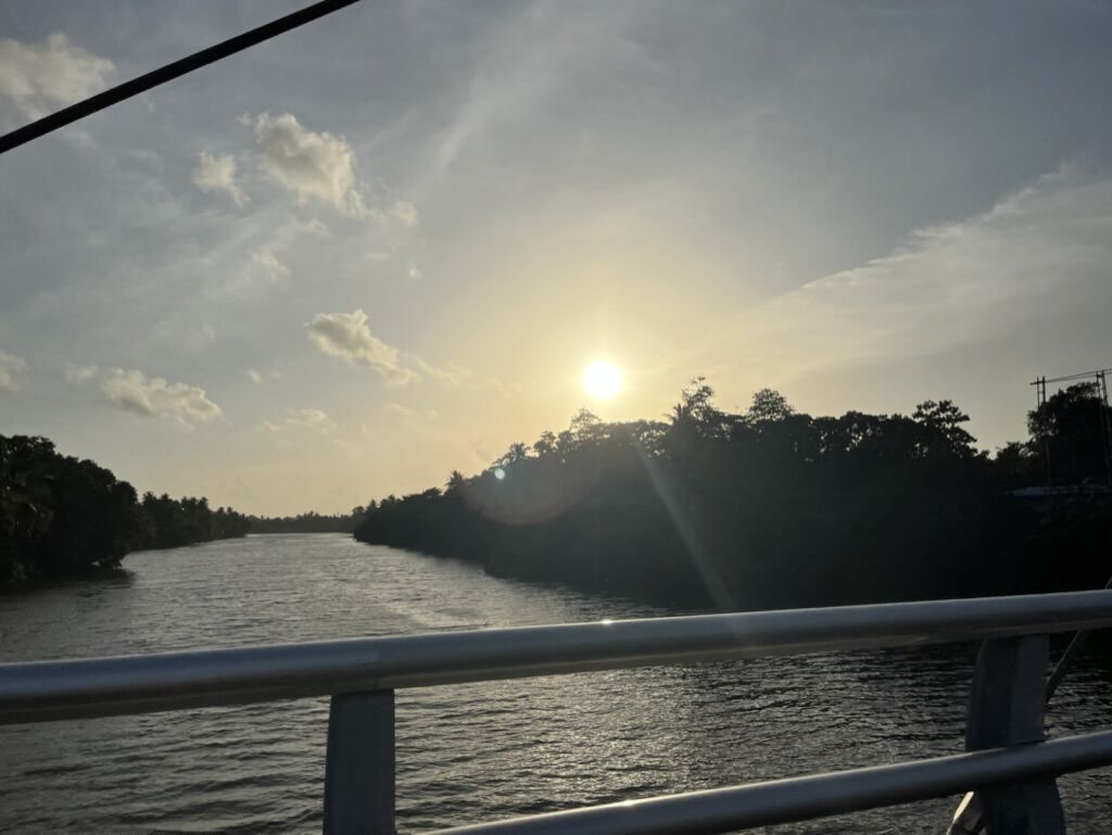 Matara 川から眺める綺麗な夕日