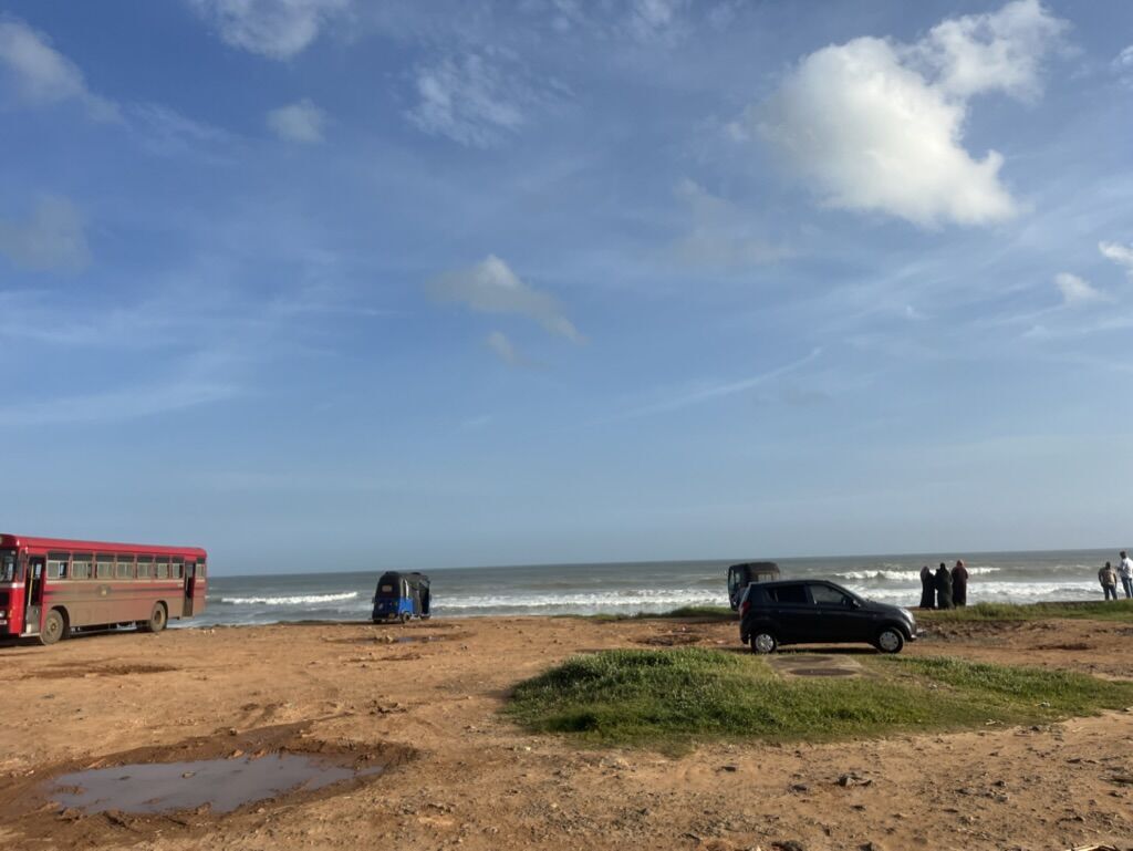 お店のすぐ側 海 Hela Bojun Hala Matara（හෙළ බොජුන්හල වෙරළ පාර මාතර） スリランカ政府農業省（Ministry of Agriculture）