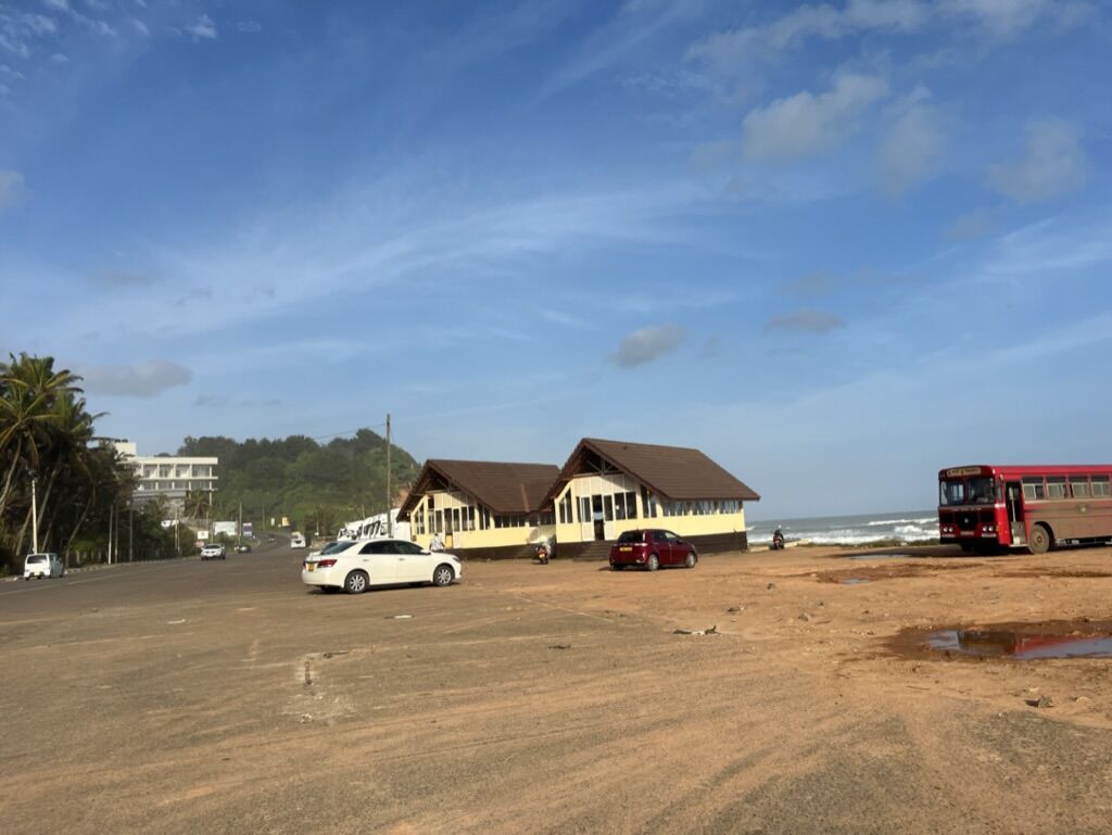 お店の外観 看板も何もなし Hela Bojun Hala Matara（හෙළ බොජුන්හල වෙරළ පාර මාතර） スリランカ政府農業省（Ministry of Agriculture）