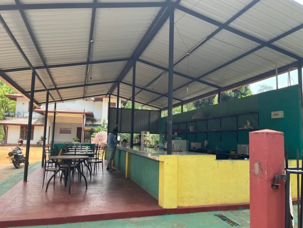 広々とした屋外のお店 お客さんが1人 ruhunu hela bojun hala Bogahapelassa Temple