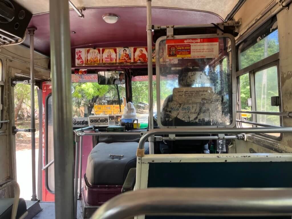 バス車内 運転手さんの後ろ姿 Kataragama bus standから、bogahapelassaまで59スリランカルピー HTでやってくれ、レシートをくれるので安心です ruhunu hela bojun hala Bogahapelassa Temple に向かう