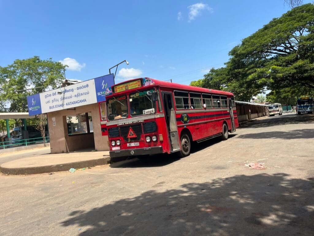 kataragama bus stand ローカルバス 国営 32番 カタラガマ コロンボの超絶長距離（約7時間！）の男前バス