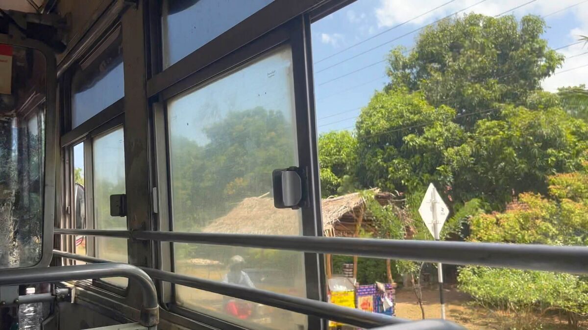 バス車内からの景色 ruhunu hela bojun hala Bogahapelassa Temple に向かう