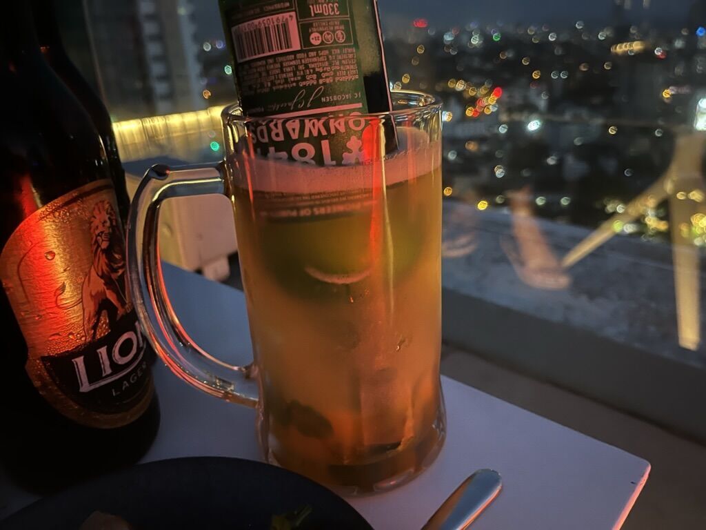 夜 2杯目 逆さまに入ったカールスバーグとパッションフルーツのビール virticle by jetwing