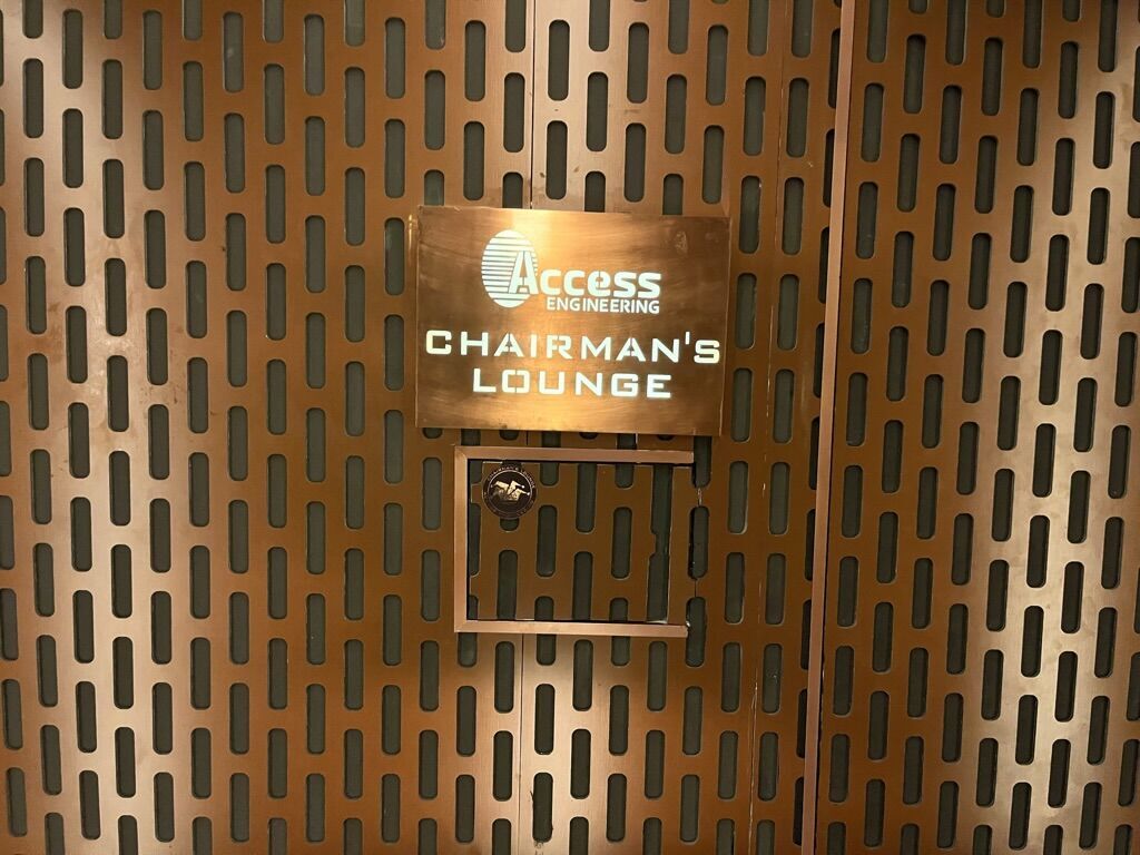 入り口にある access engineering chairman's lounge virticle by jetwing